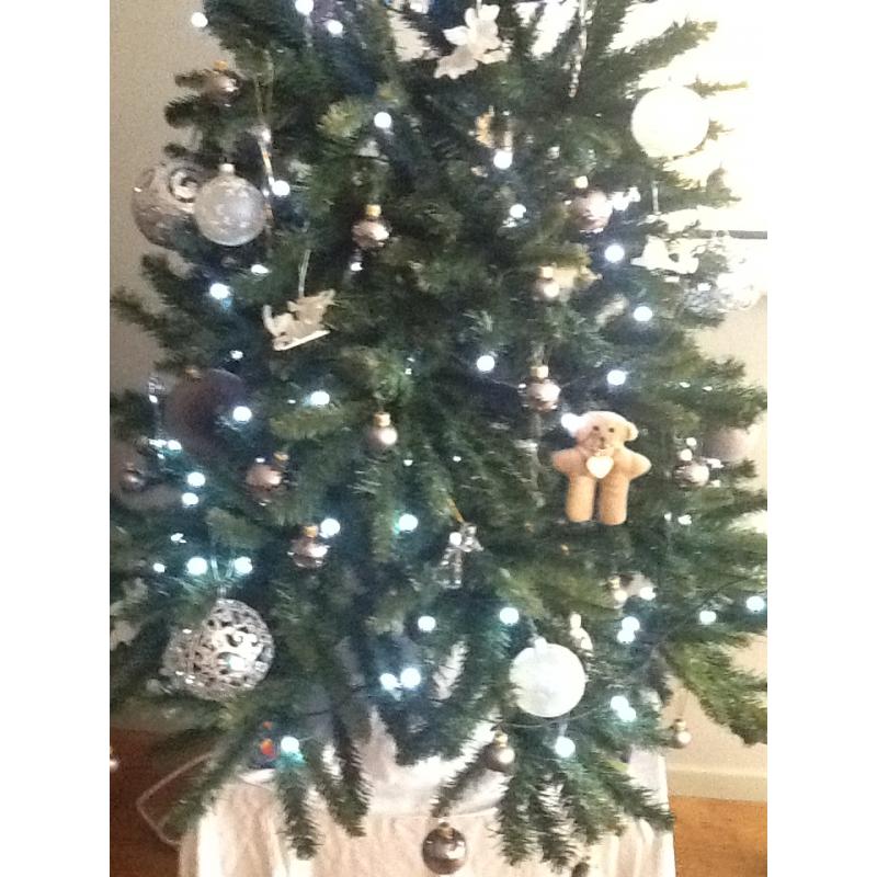 Kerstboom met versieringen en verlichting
