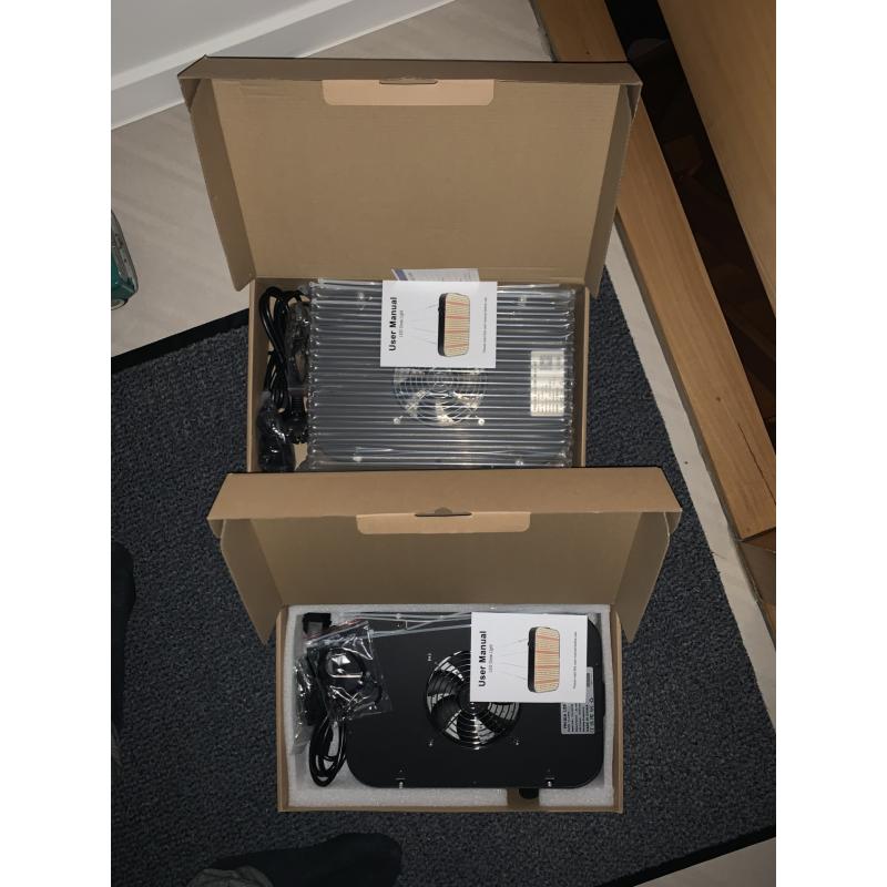 2 stuks FECIDA CR 600 LED-groei/kweeklampen met hangsysteem.