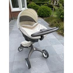 Combinatie kinderwagen en buggy merk Stokke.