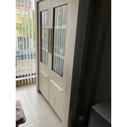 Moderne hout uitziende eetkamer