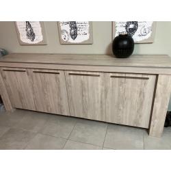 Moderne hout uitziende eetkamer