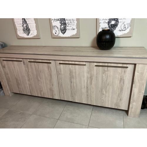 Moderne hout uitziende eetkamer