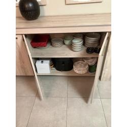 Moderne hout uitziende eetkamer