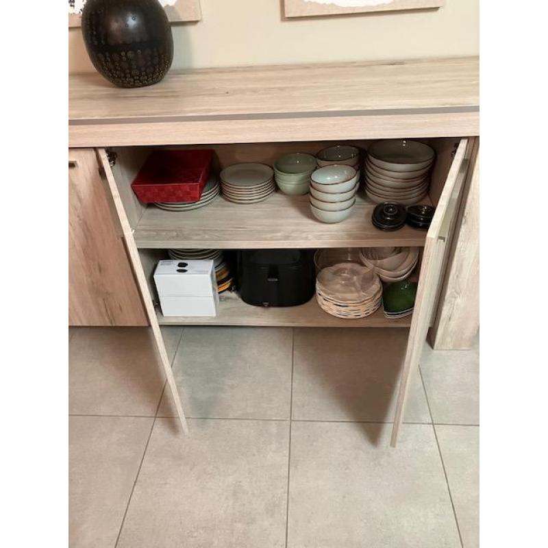 Moderne hout uitziende eetkamer