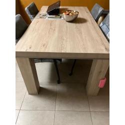 Moderne hout uitziende eetkamer