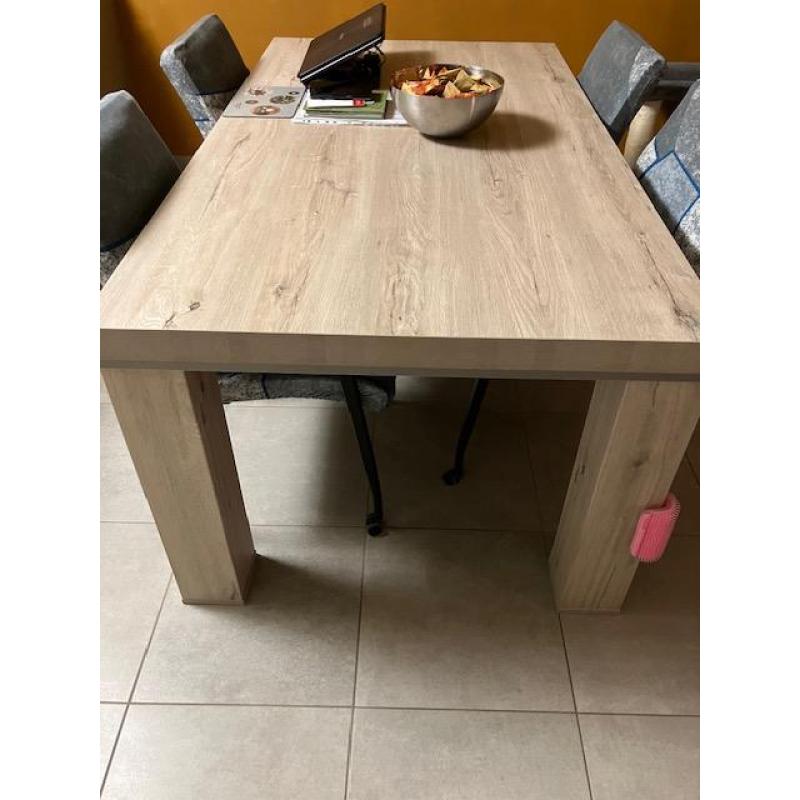 Moderne hout uitziende eetkamer