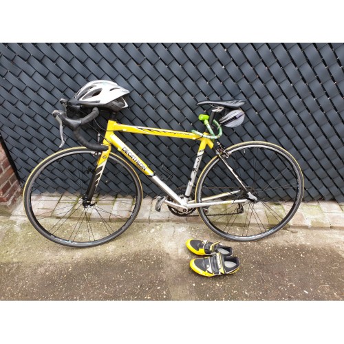 Decathlon koersfiets met helm , schoenen en kleren
