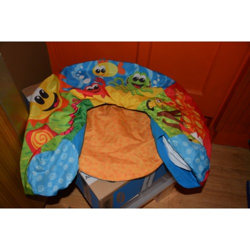 423. zitkussentje van Playgro , verzending inbegrepen
