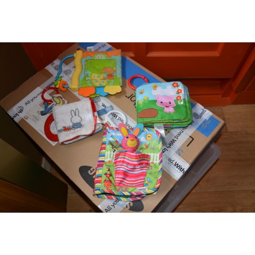 425. verschillende babyboekjes , verzending inbegrepen