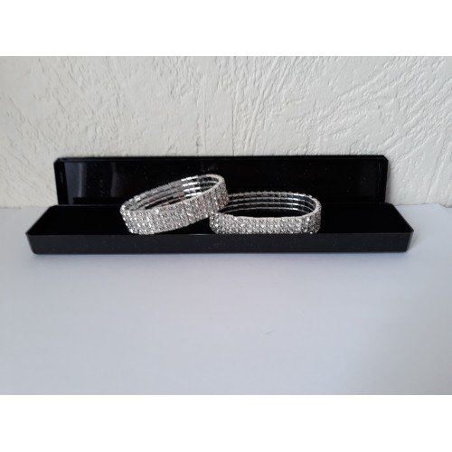 Nieuwe armbandjes verzilverd en met tal van kristallen